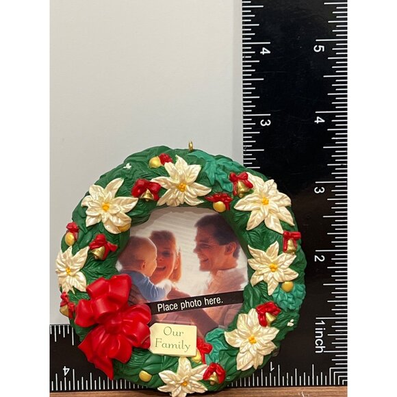 HTF 1994 HALLMARK KEEPSAKE ORNAMENT QX557-6 OUR FAMILY PHOTO HOLDER WREATH - Picture 1 of 6